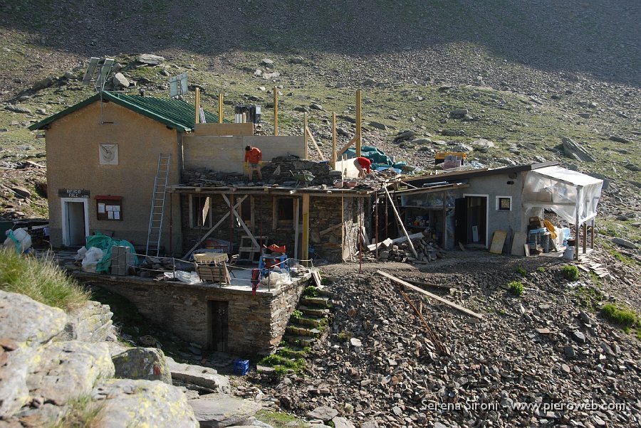 08 arriva l'estate e si amplia il rifugio...ci voleva!.jpg